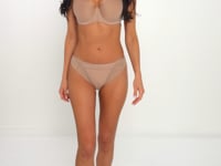 Subtiler brasilianischer Slip in Sand